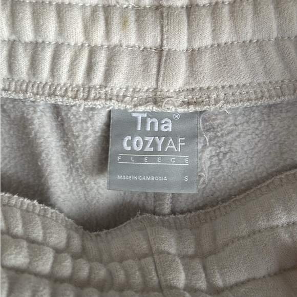 Aritzia TNA Cozy Fleece Sweat Shorts - Picture 2 of 2